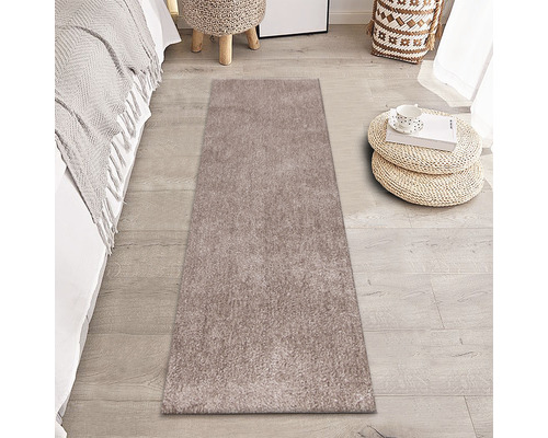 Obdélníkový koberec v ložnici