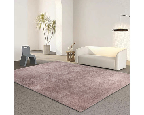 Obývací pokoj s kobercem, pohovkou a židlí