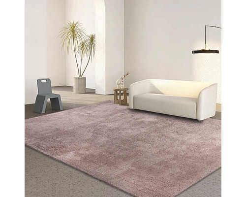 Světlý pokoj s pohovkou, židlí a chlupatým kobercem