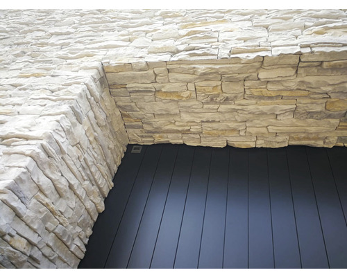 Detail fasády s obkladovými pásky a stěny z dřevěných panelů.