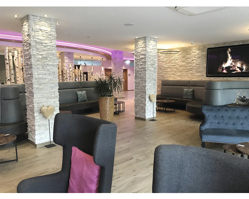 Interiér se sloupy, posezením a dekoracemi pro moderní atmosféru