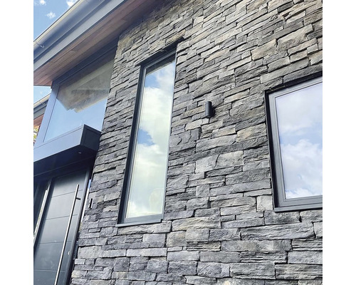 Fasáda domu s kamenným obkladem a okny