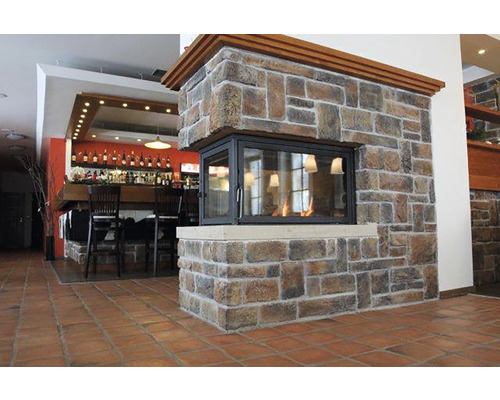 Krb s obkladem z přírodního kamene a bar v pozadí