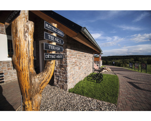 Venkovní pohled na golfové hřiště s ukazateli na putting green, odpaliště číslo 1, terasu a dětské hřiště