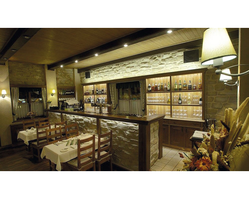 Interiér restaurace s barem a stoly