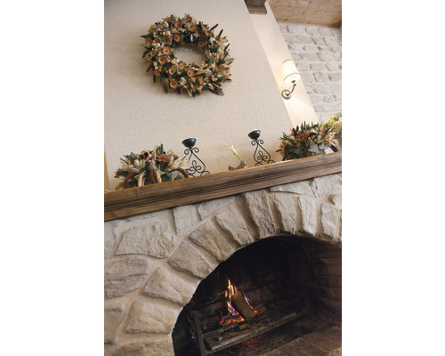 Dekorativní krb s věncem, květinovými aranžmá a svícny