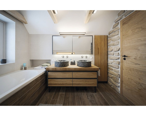 Světlá koupelna s dvojitým umyvadlem, vanou a dřevěnými prvky