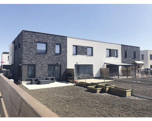 Exteriér moderního řadového domu se zahradou a terasou