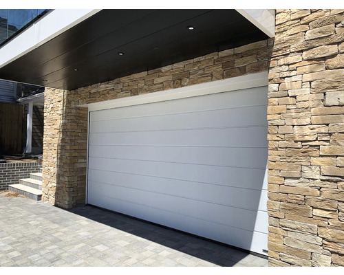 Garážová vrata s vodorovnými liniemi a kamennou zdí