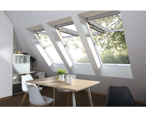 Jídelna se střešními okny pro denní světlo