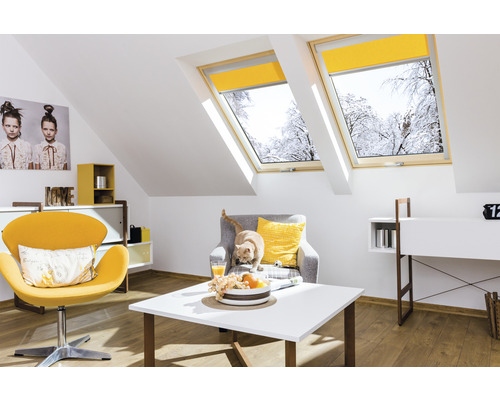 Obývací pokoj v podkroví se střešními okny, roletami a nábytkem