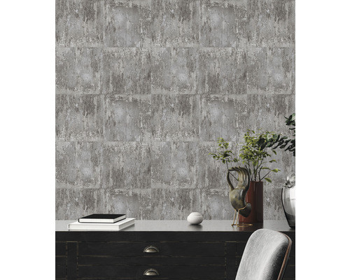 Šedá tapeta s betonovým vzhledem za tmavou dřevěnou skříní