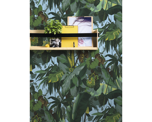 Police s rostlinou, citronem, fotografií a žlutým klipem na pozadí botanické tapety