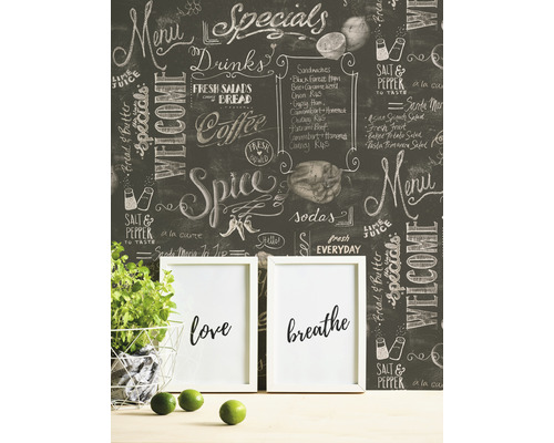 Dekorativní tapeta na tabuli s křídovým písmem v místnosti s hrnkovou rostlinou a rámečky na fotografie