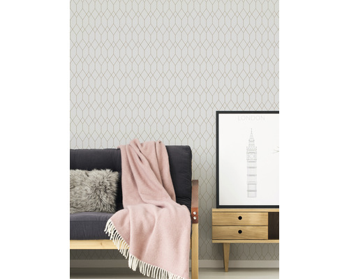 Obývací pokoj s tapetou se vzorem, pohovkou, polštářem, dekou, komodou a obrázkem