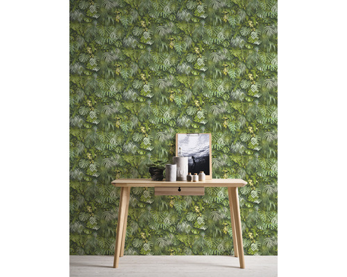 Foto tapeta se vzorem listů za dřevěným stolem