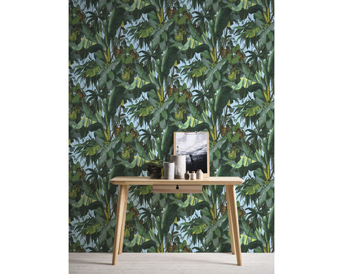 Pokoj s tapetou džungle a dřevěným stolem