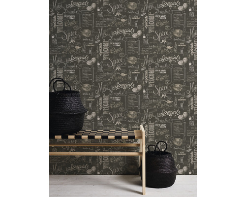 Scéna s lavičkou a dvěma černými koši před stěnou s tapetou ve stylu tabule