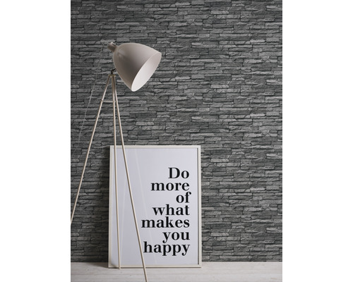 Šedá tapeta se vzhledem kamene se stojací lampou a zarámovaným nápisem