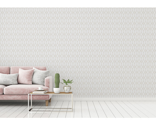 Obývací pokoj s geometrickou tapetou, pohovkou a odkládacím stolkem