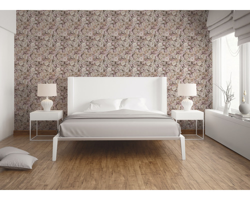 Ložnice s postelí, nočními stolky, lampami a květinovou tapetou