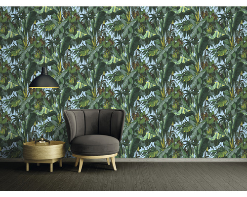 Pokoj s tapetou džungle, křeslem, lampou a odkládacím stolkem