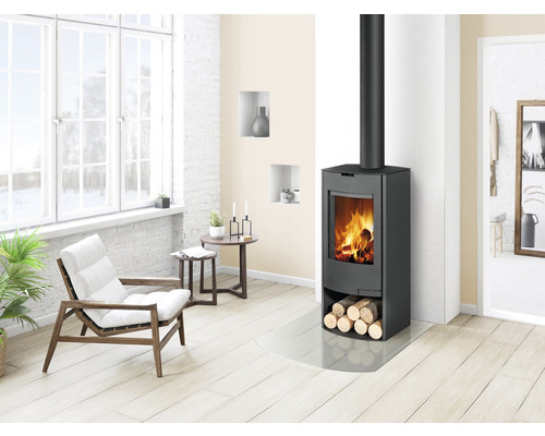 Obývací pokoj s kamny, křeslem a dřevěnou podlahou