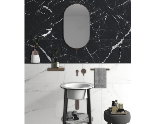 Moderní koupelna s umyvadlem, zrcadlem a mramorovými obklady