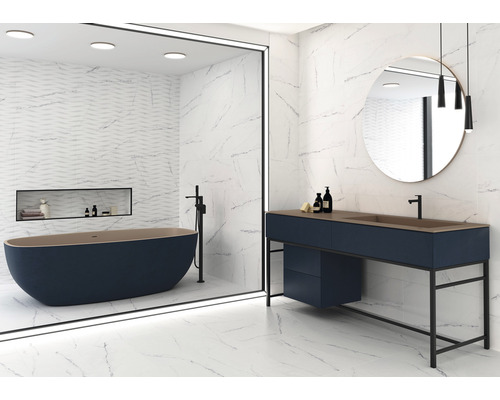 Světlá koupelna s vanou, umyvadlem a mramorovými obklady