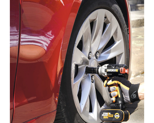 Akumulátorový rázový utahovák používaný na kole automobilu