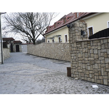 Exteriér domu s kamennou zdí a dlážděnou cestou