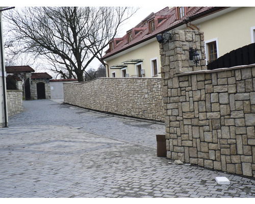 Exteriér domu s kamennou zdí a dlážděnou cestou