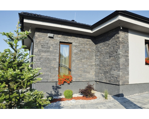 Fasáda domu s kamenným obkladem a okny s truhlíky