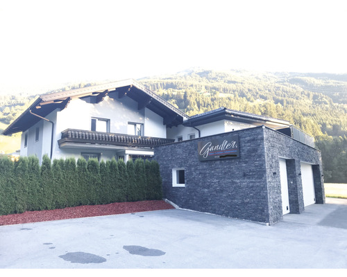 Exteriér moderního domu s garáží a zahradou