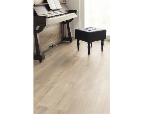Světlá dřevěná podlaha s klavírem a stoličkou ve světlé místnosti.