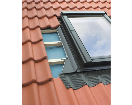 Střešní okno zabudované do taškové střechy