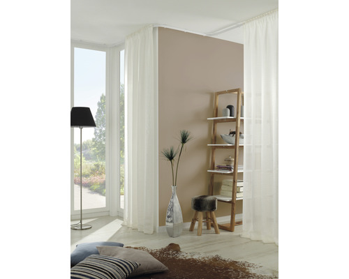 Světlý obývací pokoj s oknem, závěsy, regálem a dekorací