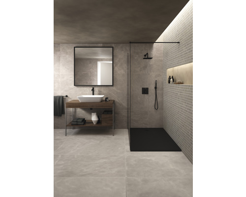 Moderní koupelna s umyvadlem, zrcadlem, sprchou a šedými obklady.