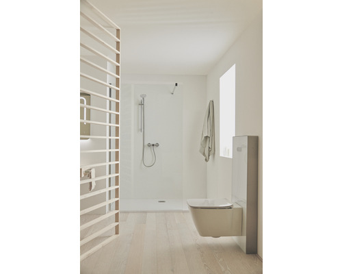 Koupelna se sprchou, toaletou a dřevěnými prvky