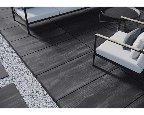 Terasa s nábytkem a deskami imitujícími dřevo