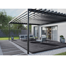 Pergola s terasovým nábytkem a deskovou cestou v zahradě