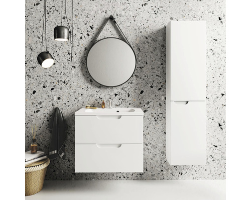 Koupelna s umyvadlovou skříňkou, zrcadlovou skříňkou a kulatým zrcadlem