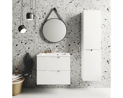 Koupelna s umyvadlovou skříňkou, zrcadlovou skříňkou a kulatým zrcadlem