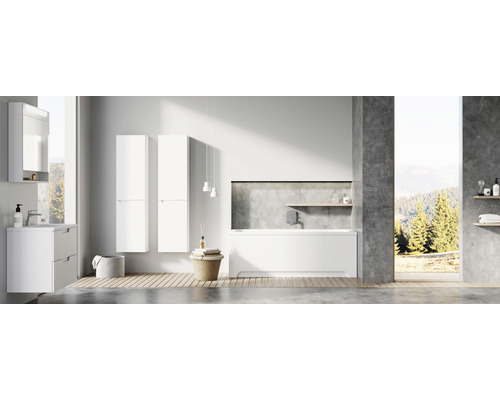 Koupelna s koupelnovým nábytkem, vanou a výhledem do přírody