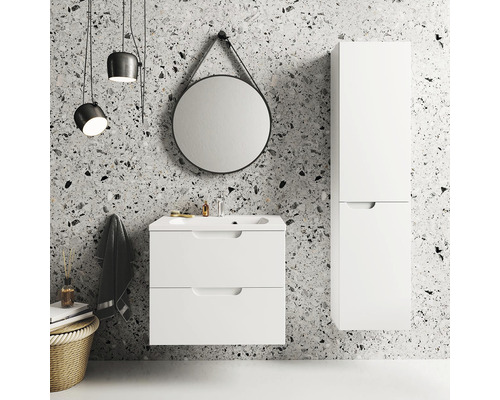 Koupelna s umyvadlovou skříňkou, zrcadlovou skříňkou a kulatým zrcadlem