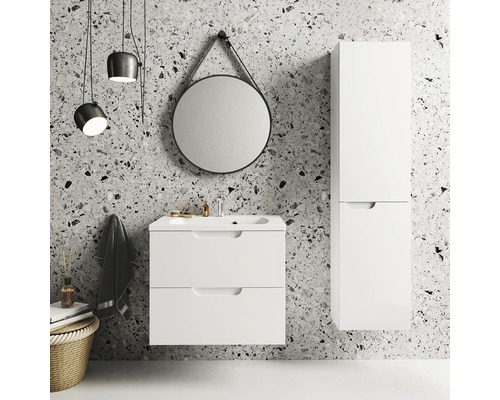 Koupelna s umyvadlovou skříňkou, zrcadlovou skříňkou a kulatým zrcadlem