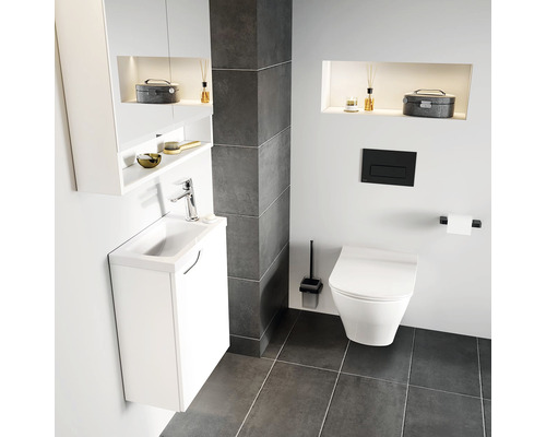 Moderní koupelna s umyvadlovou skříňkou, toaletou a nástěnnými policemi