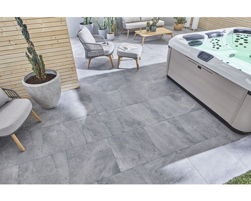 Terasa s šedými kameninovými dlaždicemi, vířivkou a sedacím nábytkem