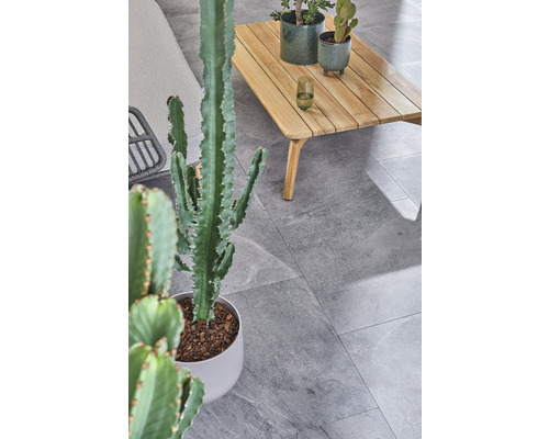 Šedé podlahové dlaždice se stolem a rostlinami