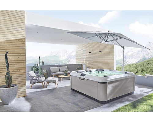 Vířivka na terase se zahradním nábytkem a slunečníkem